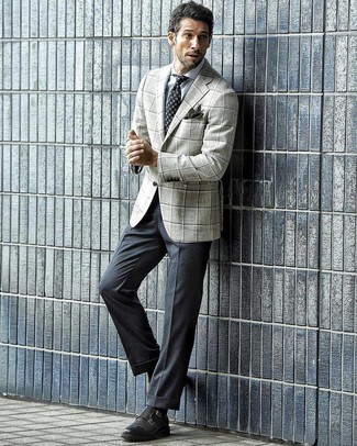 Welche Businesshemden mit grauen Sakkos zu tragen – 500+ Herren Outfits warm Wetter: Machen Sie sich mit einem grauen Sakko und einem Businesshemd einen verfeinerten, eleganten Stil zu Nutze. Dunkelgraue Doppelmonks aus Leder sind eine ideale Wahl, um dieses Outfit zu vervollständigen.