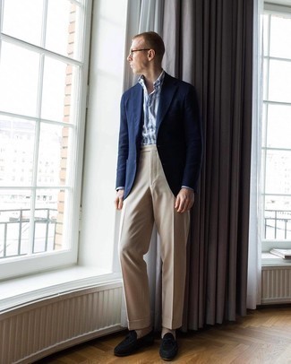 Dunkelblaue Business Schuhe kombinieren – 500+ Elegante Herren Outfits: Tragen Sie ein dunkelblaues Sakko und eine hellbeige Anzughose für eine klassischen und verfeinerte Silhouette. Komplettieren Sie Ihr Outfit mit dunkelblauen Business Schuhen, um Ihr Modebewusstsein zu zeigen.