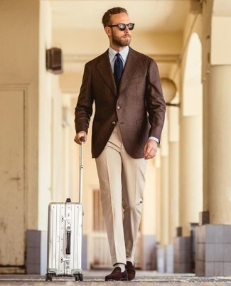 Braunes Sakko kombinieren – 500+ Herren Outfits: Kombinieren Sie ein braunes Sakko mit einer hellbeige Anzughose, um vor Klasse und Perfektion zu strotzen. Vervollständigen Sie Ihr Look mit dunkelbraunen Wildleder Slippern.