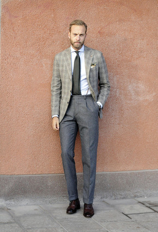 Dunkeltürkise Krawatte kombinieren – 500+ Herren Outfits: Erwägen Sie das Tragen von einem grauen Sakko mit Schottenmuster und einer dunkeltürkisen Krawatte für einen stilvollen, eleganten Look. Fühlen Sie sich ideenreich? Wählen Sie dunkelbraunen Leder Brogues.