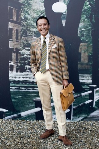 50 Jährige: Taschen kombinieren – 90 Elegante Herren Outfits warm Wetter: Kombinieren Sie ein beige Sakko mit Vichy-Muster mit Taschen für einen entspannten Wochenend-Look. Fühlen Sie sich ideenreich? Vervollständigen Sie Ihr Outfit mit braunen Wildleder Oxford Schuhen.