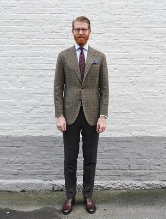 Dunkelrote gepunktete Krawatte kombinieren – 128 Herren Outfits: Etwas Einfaches wie die Wahl von einem braunen Wollsakko mit Schottenmuster und einer dunkelroten gepunkteten Krawatte kann Sie von der Menge abheben. Fühlen Sie sich ideenreich? Vervollständigen Sie Ihr Outfit mit dunkelroten Leder Oxford Schuhen.