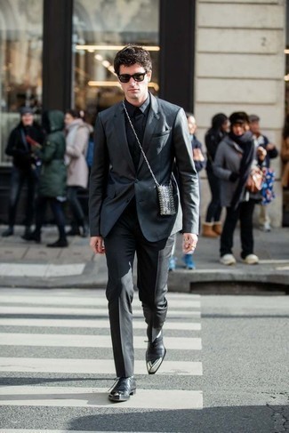 Wie blaues Businesshemd mit dunkelgrauen Sakkos zu kombinieren – 41 Elegante Herren Outfits: Kombinieren Sie ein dunkelgraues Sakko mit einem blauen Businesshemd für einen stilvollen, eleganten Look. Fühlen Sie sich ideenreich? Komplettieren Sie Ihr Outfit mit schwarzen und silbernen Leder Oxford Schuhen.