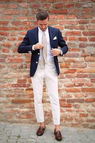 Hellbeige Wollkrawatte kombinieren – 5 Herren Outfits: Entscheiden Sie sich für ein dunkelblaues Sakko und eine hellbeige Wollkrawatte für einen stilvollen, eleganten Look. Wenn Sie nicht durch und durch formal auftreten möchten, ergänzen Sie Ihr Outfit mit dunkelbraunen Leder Slippern.