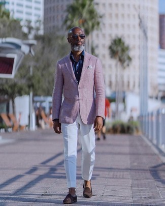Dunkelbraune Wildleder Slipper kombinieren – 500+ Herren Outfits: Geben Sie den bestmöglichen Look ab in einem rosa Sakko und einer weißen Anzughose. Dunkelbraune Wildleder Slipper fügen sich nahtlos in einer Vielzahl von Outfits ein.