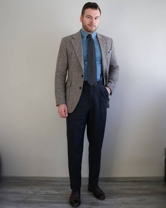 30 Jährige: Rotbraune Leder Oxford Schuhe kombinieren – 500+ Herren Outfits: Kombinieren Sie ein graues Wollsakko mit einer dunkelblauen Anzughose, um vor Klasse und Perfektion zu strotzen. Rotbraune Leder Oxford Schuhe sind eine ideale Wahl, um dieses Outfit zu vervollständigen.
