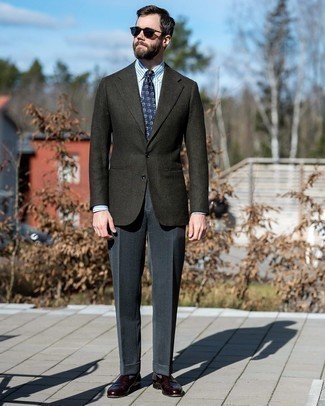Dunkelrote Schuhe kombinieren – 500+ Herren Outfits: Geben Sie den bestmöglichen Look ab in einem dunkelgrünen Wollsakko und einer dunkelgrauen Anzughose. Dunkelrote Leder Slipper fügen sich nahtlos in einer Vielzahl von Outfits ein.