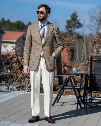 Mehrfarbige horizontal gestreifte Krawatte kombinieren – 122 Herren Outfits: Entscheiden Sie sich für ein beige Wollsakko mit Hahnentritt-Muster und eine mehrfarbige horizontal gestreifte Krawatte für einen stilvollen, eleganten Look. Dunkelbraune Leder Oxford Schuhe bringen Eleganz zu einem ansonsten schlichten Look.