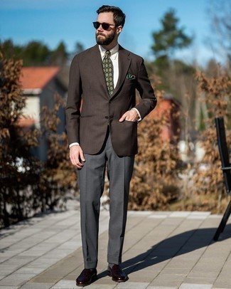 Dunkelgrünes bedrucktes Einstecktuch kombinieren – 129 Herren Outfits: Kombinieren Sie ein dunkelbraunes Sakko mit einem dunkelgrünen bedruckten Einstecktuch für einen entspannten Wochenend-Look. Wählen Sie dunkelbraunen Leder Slipper, um Ihr Modebewusstsein zu zeigen.