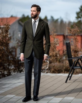 30 Jährige: Graue Krawatte kombinieren – 53 Elegante Frühling Herren Outfits: Tragen Sie ein dunkelgrünes Wollsakko und eine graue Krawatte für eine klassischen und verfeinerte Silhouette. Komplettieren Sie Ihr Outfit mit schwarzen Leder Slippern mit Quasten. Ein insgesamt sehr stylisches Frühlings-Outfit.