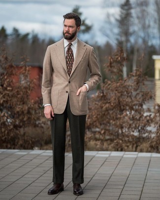 30 Jährige: Leder Oxford Schuhe kombinieren – 500+ Herren Outfits warm Wetter: Vereinigen Sie ein beige Wollsakko mit einer dunkelgrünen Anzughose, um vor Klasse und Perfektion zu strotzen. Komplettieren Sie Ihr Outfit mit Leder Oxford Schuhen.