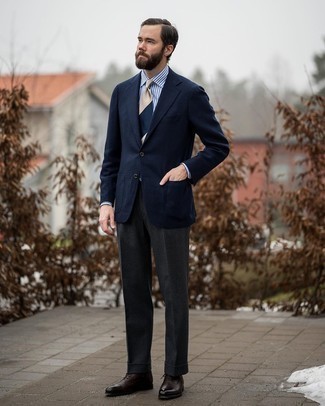 Wie dunkelgraue Wollanzughose mit dunkelblauen Wollsakkos zu kombinieren – 29 Elegante Herren Outfits: Kombinieren Sie ein dunkelblaues Wollsakko mit einer dunkelgrauen Wollanzughose, um vor Klasse und Perfektion zu strotzen. Dunkelbraune Leder Oxford Schuhe sind eine kluge Wahl, um dieses Outfit zu vervollständigen.