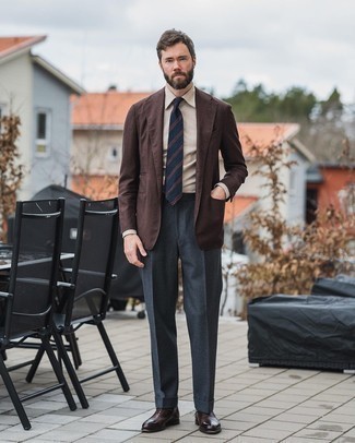 Hellbeige Businesshemd kombinieren – 173 Herren Outfits: Vereinigen Sie ein hellbeige Businesshemd mit einer dunkelgrauen Wollanzughose für einen stilvollen, eleganten Look. Dieses Outfit passt hervorragend zusammen mit dunkelbraunen Leder Oxford Schuhen.