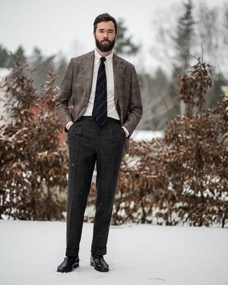 30 Jährige: Braunes Sakko kombinieren – 500+ Herren Outfits warm Wetter: Kombinieren Sie ein braunes Sakko mit einer dunkelgrauen Wollanzughose für eine klassischen und verfeinerte Silhouette. Vervollständigen Sie Ihr Look mit schwarzen Leder Slippern.