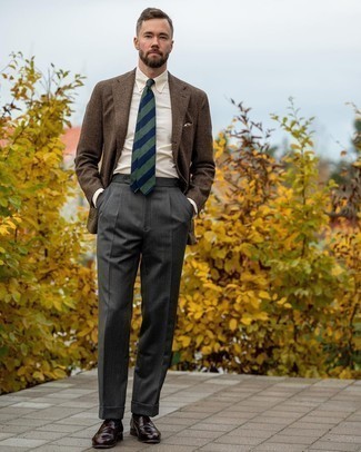Hellbeige Businesshemd kombinieren – 173 Herren Outfits: Kombinieren Sie ein hellbeige Businesshemd mit einer dunkelgrauen Anzughose, um vor Klasse und Perfektion zu strotzen. Ergänzen Sie Ihr Look mit dunkelbraunen Leder Oxford Schuhen.