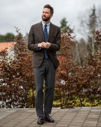 Wie dunkelgraue Anzughose mit brauner Leder Oxford Schuhe zu kombinieren – 130 Herren Outfits: Kombinieren Sie ein dunkelbraunes Sakko mit einer dunkelgrauen Anzughose für einen stilvollen, eleganten Look. Dieses Outfit passt hervorragend zusammen mit braunen Leder Oxford Schuhen.