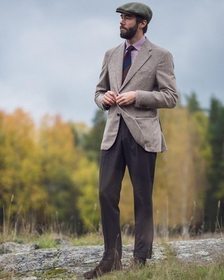 Rote und dunkelblaue Krawatte kombinieren – 500+ Herren Outfits: Vereinigen Sie ein beige Wollsakko mit Fischgrätenmuster mit einer roten und dunkelblauen Krawatte, um vor Klasse und Perfektion zu strotzen. Dunkelbraune Wildleder Oxford Schuhe sind eine gute Wahl, um dieses Outfit zu vervollständigen.
