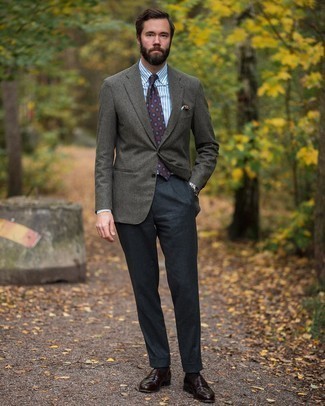 Braune Krawatte mit Blumenmuster kombinieren – 10 Herren Outfits: Entscheiden Sie sich für einen klassischen Stil in einem olivgrünen Wollsakko mit Schottenmuster und einer braunen Krawatte mit Blumenmuster. Vervollständigen Sie Ihr Look mit dunkelbraunen Leder Slippern.