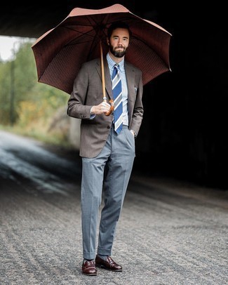 Blaue horizontal gestreifte Krawatte kombinieren – 500+ Herren Outfits: Geben Sie den bestmöglichen Look ab in einem braunen Sakko und einer blauen horizontal gestreiften Krawatte. Ergänzen Sie Ihr Look mit dunkelbraunen Leder Slippern.