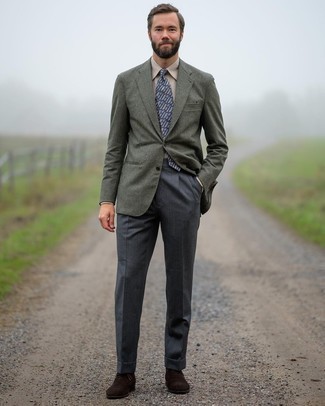 Beige Businesshemd kombinieren – 173 Herren Outfits: Entscheiden Sie sich für ein beige Businesshemd und eine dunkelgraue Anzughose, um vor Klasse und Perfektion zu strotzen. Vervollständigen Sie Ihr Look mit dunkelbraunen Wildleder Oxford Schuhen.