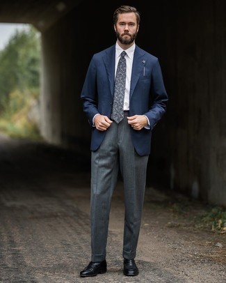 30 Jährige: Wie dunkelblaues Sakko mit grauer Anzughose zu kombinieren – 583+ Herren Outfits: Kombinieren Sie ein dunkelblaues Sakko mit einer grauen Anzughose, um vor Klasse und Perfektion zu strotzen. Schwarze Leder Slipper sind eine kluge Wahl, um dieses Outfit zu vervollständigen.