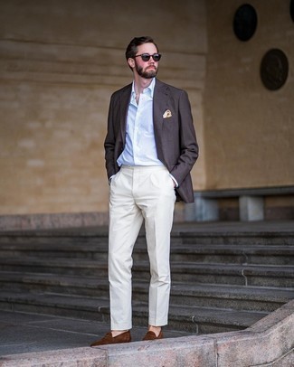 30 Jährige: Braune Slipper kombinieren – 500+ Elegante Sommer Herren Outfits: Entscheiden Sie sich für ein dunkelbraunes Sakko und eine weiße Anzughose für einen stilvollen, eleganten Look. Dieses Outfit passt hervorragend zusammen mit braunen Slippern. Ein stylisches Sommer-Outfit.