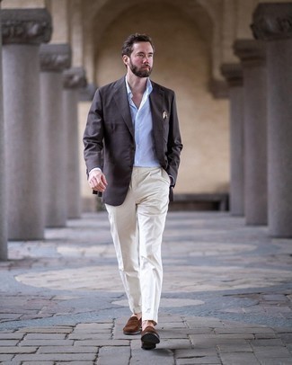 Dunkelbraunes Sakko kombinieren – 500+ Herren Outfits: Kombinieren Sie ein dunkelbraunes Sakko mit einer weißen Anzughose, um vor Klasse und Perfektion zu strotzen. Braune Wildleder Slipper sind eine gute Wahl, um dieses Outfit zu vervollständigen.