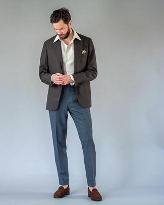 Dunkelbraunes Sakko kombinieren – 500+ Herren Outfits: Tragen Sie ein dunkelbraunes Sakko und eine dunkelblaue Anzughose, um vor Klasse und Perfektion zu strotzen. Dunkelbraune Wildleder Slipper sind eine perfekte Wahl, um dieses Outfit zu vervollständigen.