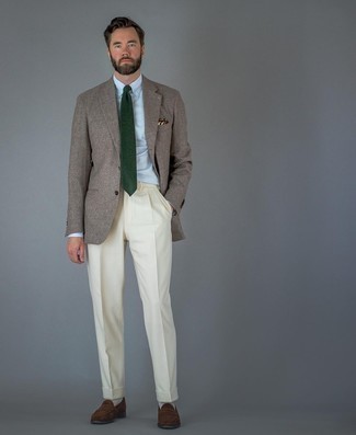 Dunkelbraune Slipper kombinieren – 500+ Frühling Herren Outfits: Vereinigen Sie ein braunes Wollsakko mit einer weißen Anzughose für eine klassischen und verfeinerte Silhouette. Ergänzen Sie Ihr Look mit dunkelbraunen Slippern. Dieser Look  ist für die Übergangszeit einfach genial.