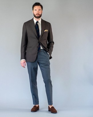 Wie dunkelblaue Anzughose mit brauner Wildleder Slipper zu kombinieren – 129 Herren Outfits: Tragen Sie ein dunkelbraunes Sakko und eine dunkelblaue Anzughose für eine klassischen und verfeinerte Silhouette. Ergänzen Sie Ihr Look mit braunen Wildleder Slippern.