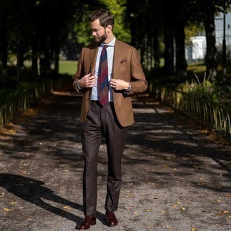 Dunkelrote Slipper kombinieren – 500+ Herren Outfits: Kombinieren Sie ein braunes Wollsakko mit einer dunkelbraunen Anzughose, um vor Klasse und Perfektion zu strotzen. Komplettieren Sie Ihr Outfit mit dunkelroten Slippern.