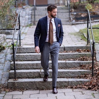 Braune gepunktete Krawatte kombinieren – 189 Herren Outfits: Kombinieren Sie ein dunkelblaues Sakko mit einer braunen gepunkteten Krawatte für einen stilvollen, eleganten Look. Dunkelbraune Leder Slipper sind eine großartige Wahl, um dieses Outfit zu vervollständigen.