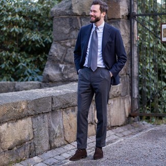 Graue Wollanzughose kombinieren – 500+ Herren Outfits warm Wetter: Kombinieren Sie ein dunkelblaues Sakko mit einer grauen Wollanzughose für eine klassischen und verfeinerte Silhouette. Dunkelbraune Wildleder Oxford Schuhe sind eine großartige Wahl, um dieses Outfit zu vervollständigen.