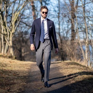 Wie weißes Businesshemd mit dunkelgrauer Anzughose zu kombinieren – 500+ Elegante Herren Outfits: Kombinieren Sie ein weißes Businesshemd mit einer dunkelgrauen Anzughose, um vor Klasse und Perfektion zu strotzen. Machen Sie diese Aufmachung leger mit dunkelblauen Leder Slippern.