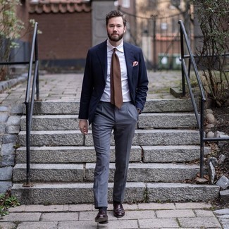 Braune gepunktete Krawatte kombinieren – 189 Herren Outfits: Kombinieren Sie ein dunkelblaues Sakko mit einer braunen gepunkteten Krawatte für einen stilvollen, eleganten Look. Dunkelbraune Leder Slipper sind eine perfekte Wahl, um dieses Outfit zu vervollständigen.