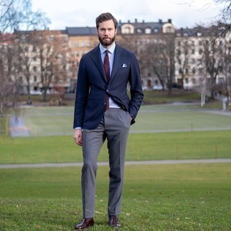 30 Jährige: Wie dunkelblaues Sakko mit grauer Anzughose zu kombinieren – 500+ Elegante Herren Outfits: Tragen Sie ein dunkelblaues Sakko und eine graue Anzughose, um vor Klasse und Perfektion zu strotzen. Ergänzen Sie Ihr Look mit dunkelbraunen Leder Slippern.