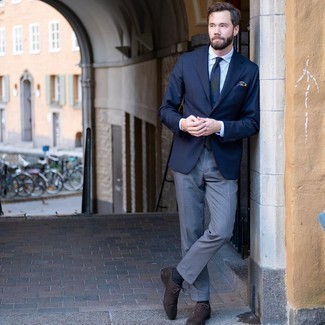 Dunkelgraue Socken kombinieren – 500+ Herren Outfits: Vereinigen Sie ein dunkelblaues Sakko mit dunkelgrauen Socken für einen entspannten Wochenend-Look. Fühlen Sie sich mutig? Entscheiden Sie sich für dunkelbraunen Wildleder Oxford Schuhe.