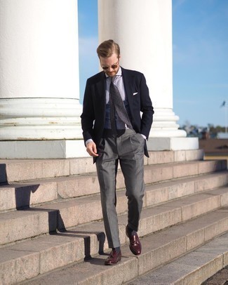 Graue Anzughose kombinieren – 1200+ Herren Outfits: Tragen Sie ein schwarzes Sakko und eine graue Anzughose für eine klassischen und verfeinerte Silhouette. Dunkelrote Leder Slipper mit Quasten sind eine kluge Wahl, um dieses Outfit zu vervollständigen.