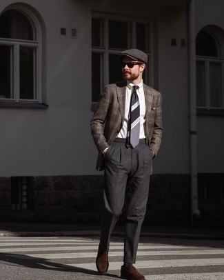 Elegante kühl Wetter Outfits Herren 2024: Entscheiden Sie sich für einen klassischen Stil in einem braunen Wollsakko mit Schottenmuster und einer dunkelgrauen Wollanzughose. Ergänzen Sie Ihr Look mit dunkelbraunen Wildleder Slippern.
