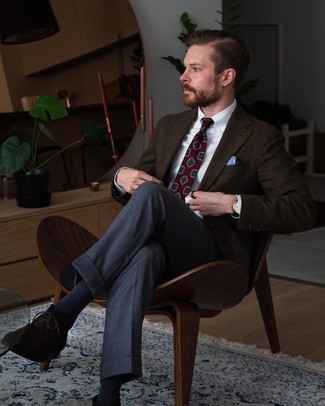 Dunkelrote bedruckte Krawatte kombinieren – 217 Herren Outfits: Machen Sie sich mit einem dunkelbraunen Wollsakko und einer dunkelroten bedruckten Krawatte einen verfeinerten, eleganten Stil zu Nutze. Wählen Sie die legere Option mit dunkelbraunen Chukka-Stiefeln aus Wildleder.