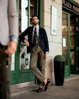 30 Jährige: Welche Slipper mit brauner Anzughose zu tragen – 259 Elegante Herren Outfits warm Wetter: Machen Sie sich mit einem dunkelblauen Sakko und einer braunen Anzughose einen verfeinerten, eleganten Stil zu Nutze. Slipper sind eine kluge Wahl, um dieses Outfit zu vervollständigen.