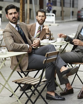 Dunkelblaue und grüne horizontal gestreifte Krawatte kombinieren – 639+ Herren Outfits: Entscheiden Sie sich für einen klassischen Stil in einem beige Sakko mit Schottenmuster und einer dunkelblauen und grünen horizontal gestreiften Krawatte. Schwarze Leder Slipper mit Quasten sind eine ideale Wahl, um dieses Outfit zu vervollständigen.