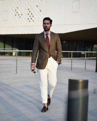 Braune Krawatte kombinieren – 500+ Herren Outfits warm Wetter: Kombinieren Sie ein braunes Sakko mit einer braunen Krawatte für einen stilvollen, eleganten Look. Dieses Outfit passt hervorragend zusammen mit schwarzen Leder Slippern mit Quasten.