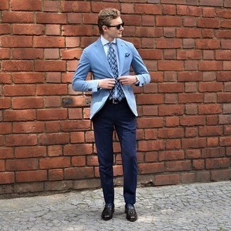Hellblaues Sakko kombinieren – 73 Herren Outfits: Vereinigen Sie ein hellblaues Sakko mit einer dunkelblauen Anzughose für eine klassischen und verfeinerte Silhouette. Dunkelbraune Leder Slipper mit Quasten sind eine perfekte Wahl, um dieses Outfit zu vervollständigen.