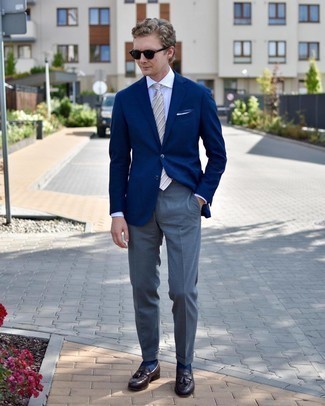 Beige horizontal gestreifte Krawatte kombinieren – 51 Herren Outfits: Kombinieren Sie ein dunkelblaues Sakko mit einer beige horizontal gestreiften Krawatte für eine klassischen und verfeinerte Silhouette. Dunkelbraune Leder Slipper mit Quasten sind eine großartige Wahl, um dieses Outfit zu vervollständigen.