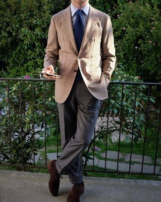 Beige Sakko mit Hahnentritt-Muster kombinieren – 131 Herren Outfits: Kombinieren Sie ein beige Sakko mit Hahnentritt-Muster mit einer dunkelgrauen Anzughose für eine klassischen und verfeinerte Silhouette. Putzen Sie Ihr Outfit mit dunkelbraunen Wildleder Oxford Schuhen.