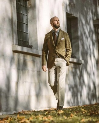 Braune Lederfreizeitstiefel kombinieren – 41 Elegante Herren Outfits: Kombinieren Sie ein olivgrünes Wollsakko mit Karomuster mit einer hellbeige Anzughose, um vor Klasse und Perfektion zu strotzen. Fühlen Sie sich ideenreich? Komplettieren Sie Ihr Outfit mit einer braunen Lederfreizeitstiefeln.