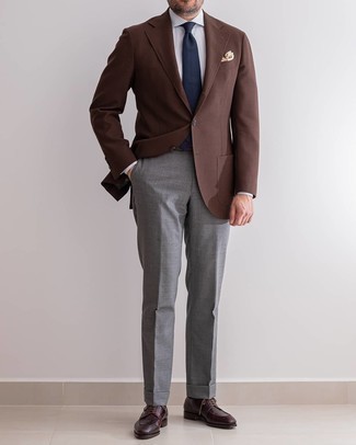 Braunes Sakko kombinieren – 500+ Herren Outfits: Erwägen Sie das Tragen von einem braunen Sakko und einer grauen Anzughose für eine klassischen und verfeinerte Silhouette. Dunkelrote Leder Derby Schuhe sind eine großartige Wahl, um dieses Outfit zu vervollständigen.