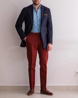 Wie dunkelblaues Sakko mit roter Anzughose zu kombinieren – 9 Sommer Herren Outfits: Erwägen Sie das Tragen von einem dunkelblauen Sakko und einer roten Anzughose, um vor Klasse und Perfektion zu strotzen. Braune Leder Slipper fügen sich nahtlos in einer Vielzahl von Outfits ein. Ein trendiges Sommer-Outfit.