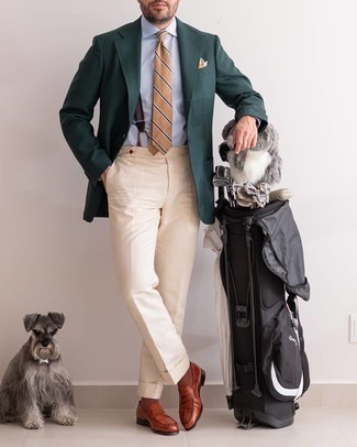 Rotbraune Leder Slipper kombinieren – 500+ Herren Outfits: Kombinieren Sie ein dunkelgrünes Sakko mit einer hellbeige Anzughose, um vor Klasse und Perfektion zu strotzen. Vervollständigen Sie Ihr Look mit rotbraunen Leder Slippern.